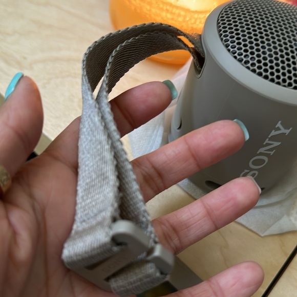 Sony portable rechargeable speaker - Picture 2 of 4